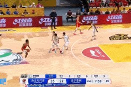 很不满意！张镇麟被吹防守犯规 杨鸣抱怨领到技术犯规