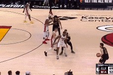 恐怖手感！亨特刚上场底角三分张手就进！强势回应Answer ball！