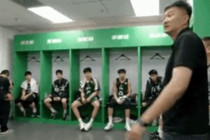 广东实验半场41-31领先清华附中！杜锋前往更衣室鼓励球员！