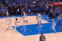 要干嘛呢哥们😂多特欲造犯规 浮夸弹飞胡乱将球甩在篮板上