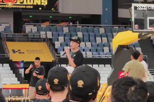 孙铭徽：昨晚终场哨声响起的时候 觉得一切付出都值得