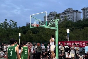 野球场上滑翔暴扣！矣进宏晒视频：这氛围太棒 珍惜当下