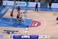 攻坚利器！胡金秋开场3投3中 内外开花独得7分