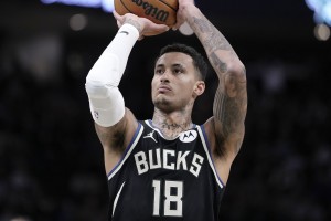 都干啥呢？雄鹿首发仅字母哥一人得分上双