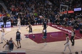 加兰突然“瘫倒”💀英格尔斯“捡尸”递给裁判🤣