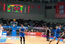 😅有点欺负人了！周琦在对方外援身后点抢篮板补篮打成2+1