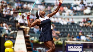 突破自我再创辉煌！郑钦文首次战胜世界第一萨巴伦卡，勇闯罗马四强！