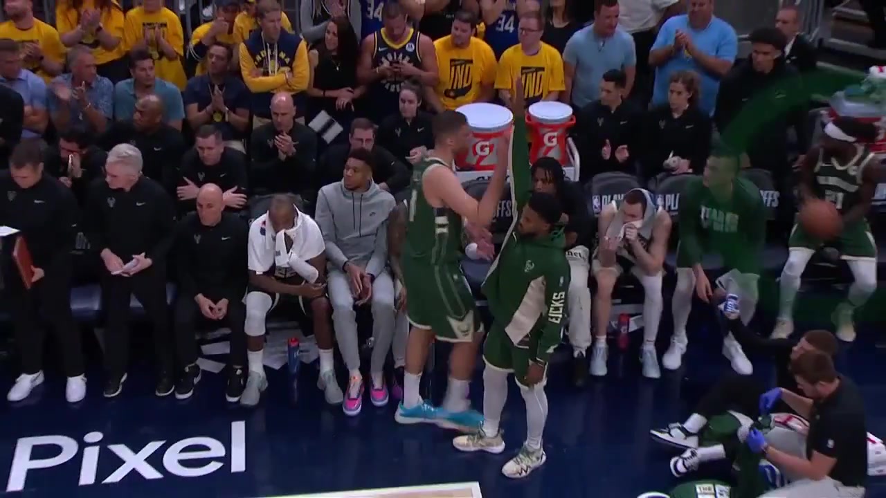 此前被NBA停薪禁赛4场！两名步行者球迷起诉去年用球砸人的贝弗利