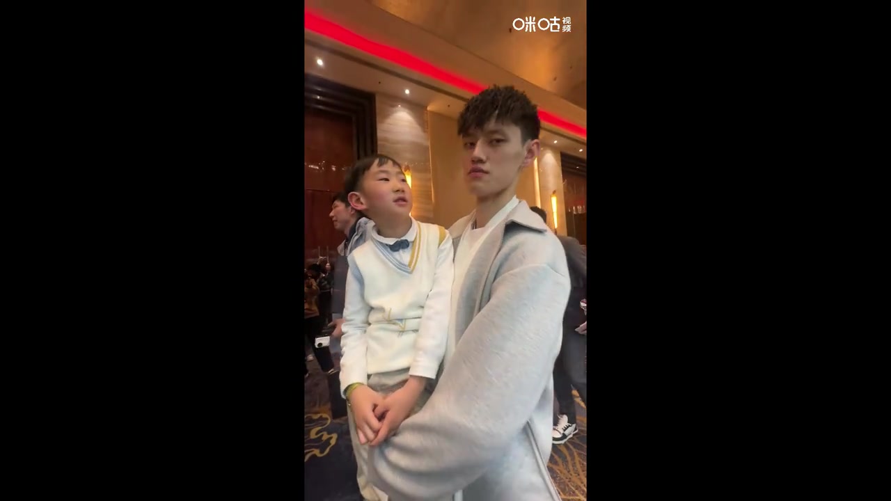 很有爱！CBA全明星晚宴上 曾凡博抱着周琦儿子 后者十分享受