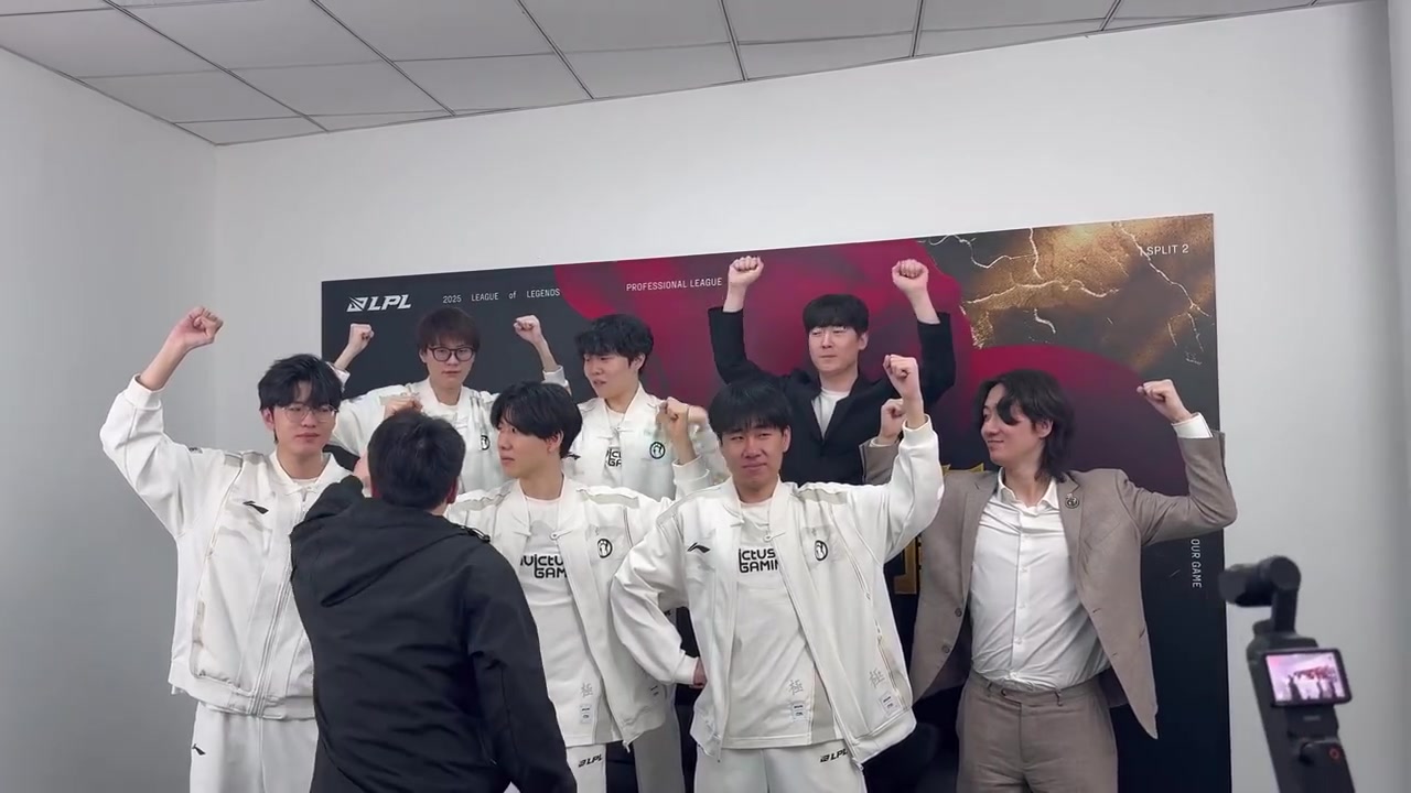 iG分享队伍赛后大合照花絮：我带着会动的合照又来了