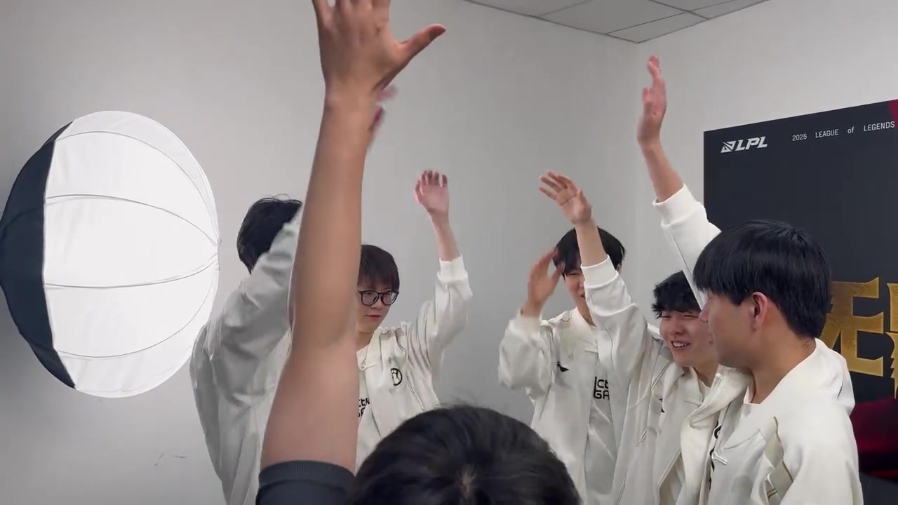 iG分享队伍赛后大合照花絮：我带着会动的合照又来了