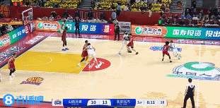 😎内线大魔王！周琦篮下吃饼双手挂筐暴扣