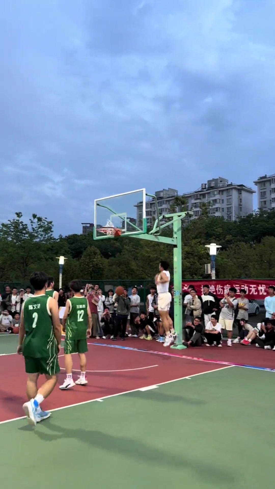 野球场上滑翔暴扣！矣进宏晒视频：这氛围太棒 珍惜当下